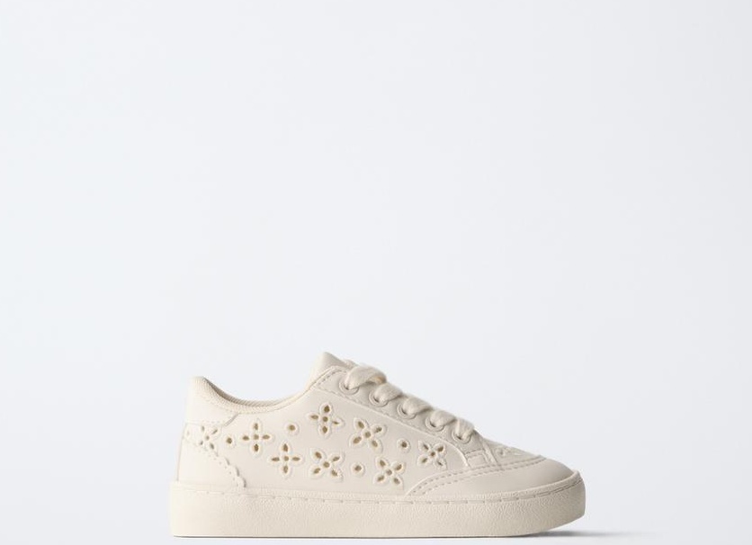 Белые кроссовки и юбка с цветочным принтом. Стиль на весну