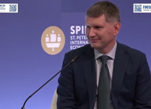 Мода на ПМЭФ: кто эти люди в дорогих костюмах и зачем они здесь?