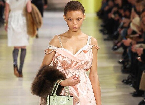 Мятая одежда стала трендом 2025 года. Как создать образ «небрежной» красоты?