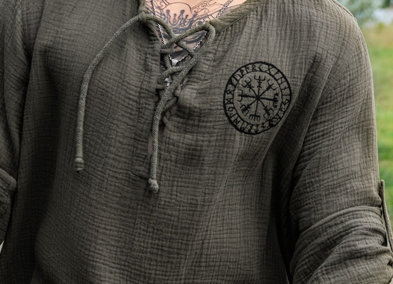 Рубашка черного цвета. Актуальные образы с брюками