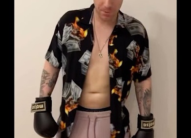 Перчатки на поясе: Как модные инфлюенсеры делают этот аксессуар трендом