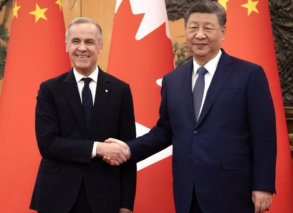 Находки недели на WB: летнее платье на любой размер, джинсы-клеш, костюм с драпировкой и другое