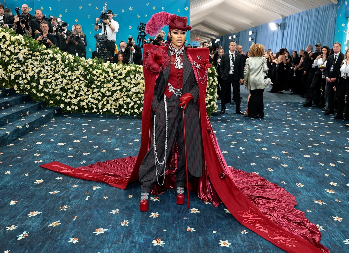 В Нью-Йорке состоялся бал Met Gala 2025: почему черный цвет на нем стал главным?