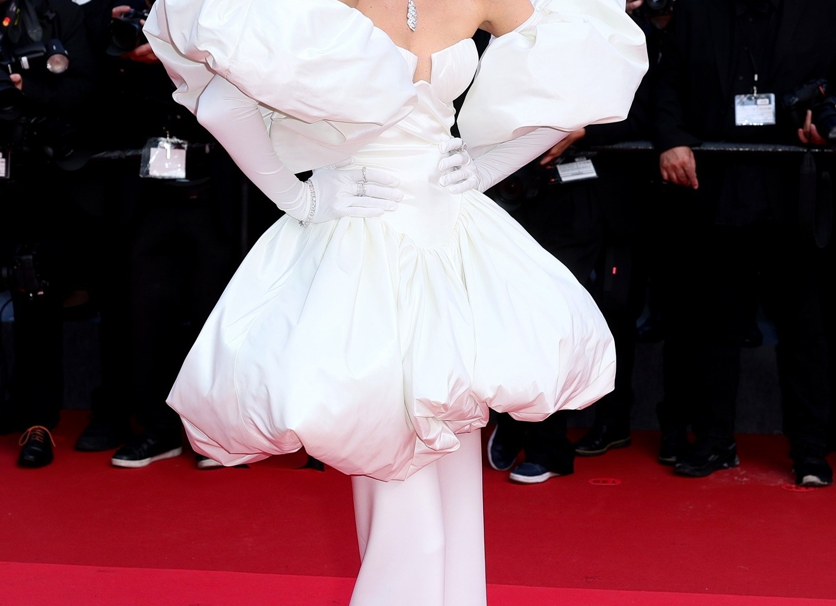Каннский кинофестиваль 2025 года: стильные образы звезд по прибытии