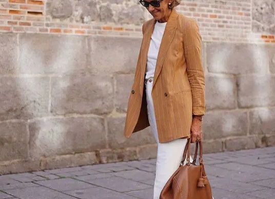 Если вам за 50, то носим джинсы — вот так. 8 стильных идей.