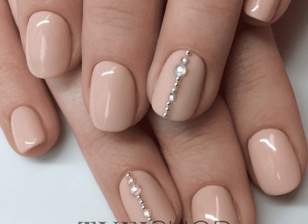 Белые кроссовки: стильный акцент ранней осени