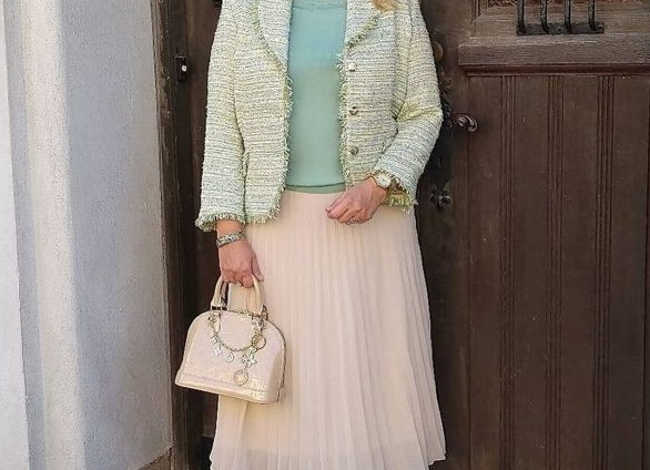 Выпирает живот при любом размере одежды? 7 приемов, которые помогут его скрыть